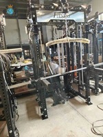 Nouvelle station de musculation multifonctionnelle Smith avec barre de traction dorsale, rameur, croisement de câbles Smith et double blocs de poids