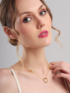 สร้อยคอโซ่เชื่อมต่อแบบวงกลมสามวงเคลือบทอง ดีไซน์เรียบหรู ทันสมัย เหมาะสำหรับผู้หญิง - Product Image 4