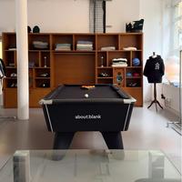 Vitrine murale de présentation de vêtements en acier inoxydable et verre avec éclairage LED personnalisé moderne et logo design