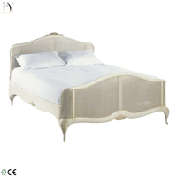 Lit en chêne massif sculpté avec cadre en rotin naturel, disponible en tailles grandes et très grandes, personnalisable et en gros