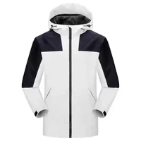 Veste softshell noire minimaliste à capuche, doublure en mesh, poches diagonales, coupe-vent d'extérieur, logo personnalisé
