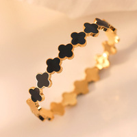 Bracelet jonc tendance 2025 pour femme, en acier inoxydable plaqué or 18 carats, avec chaîne, maillons et breloque trèfle porte-bonheur, cadeau