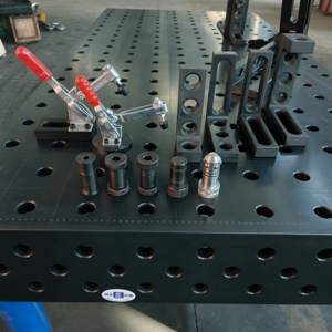 Banc de soudage 3D ultra-résistant : construction en fonte nitrurée avec fixations, gabarits et outils de serrage intégrés - Product Image 2