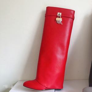 Fornitori all'Ingrosso di Scarpe Stivali Alti al Ginocchio con <span class=keywords><strong>Zeppa</strong></span> per Polpaccio Largo Alla Moda con Risvolto e Chiusura a Lucchetto Shark Lock Inverno 2023 - Product Image 3