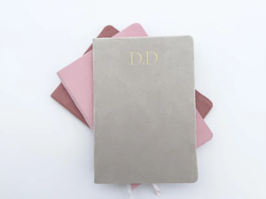 Taccuino Personalizzato di Lusso A5 con Copertina in Velluto e Testo in Lamina Dorata Agenda Giornaliera a Righe per Journaling - Product Image 5