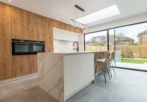 ตู้ไม้วีเนียร์เคลือบสีขาวแบบเรียบง่ายตู้ครัวออกแบบมาพร้อมอุปกรณ์เสริม - Product Image 4