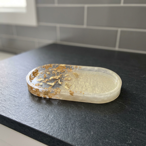 Plateau décoratif ovale en résine avec incrustation dorée, fait main, luxe moderne, pour la cuisine, plat artisanal pour les collations de fête et les soirées - Product Image 1