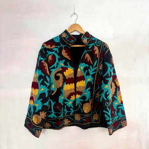 Veste élégante en velours noir brodée Suzani avec motif floral, manches longues, col montant, faite à la main, style bohème, vêtement d'extérieur pour l'hiver - Product Image 1