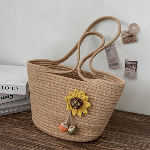 Sac fourre-tout en paille tressée pour femme, forme seau avec décor tournesol, sac de plage d'été, style minimaliste, usage quotidien - Product Image 1