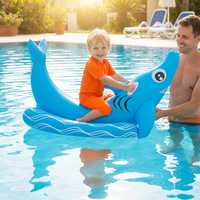 Hai-Schwimmtier mit Sprühfunktion, riesiges aufblasbares Floß mit Griffen, lustiges Sommer-Wasserspielzeug für Kinder & Erwachsene am Pool