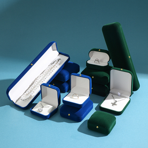 Черная бархатная роскошная квадратная упаковочная коробка для ювелирных изделий: колец, ожерелий, аксессуаров, значков, брошей - Product Image 1