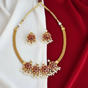 Ensemble de collier fantaisie de style choker haut de gamme, design antique, entièrement serti de pierres avec des glands, finition or mat pour les mariages et les soirées - Product Image 1