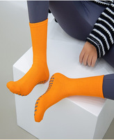 Chaussettes décontractées en polyester tricotées à aiguille simple, mi-mollet, rayées, chaudes et absorbantes pour femmes, idéales pour les fêtes et les spectacles.