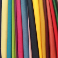 Günstiger Fabrikgefärbter Bettwäschestoff 100% Polyester Mikrofaserstoff Einfarbiger Gebürsteter Stoff Lagerware für Bettwäsche