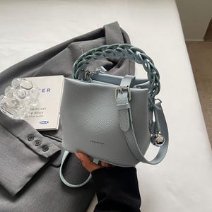 Sac de plage vintage en PVC pour femme, forme selle, avec fermeture éclair en cristal, doublure en cachemire, sangle de taille, 3L+ - Product Image 3