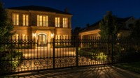 Portail automatique de luxe en fer forgé français LINCAI |   Clôture à piquets à motif étoilé forgée à la main, assortie au garde-corps de balcon et à l'entrée