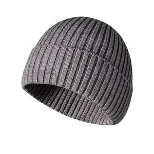 Gorro de Punto Personalizado con Parche de Cuero y Pompón de Pelo Cálido y Acogedor para Invierno - Product Image 4