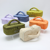 Bolsa de Cosméticos Acolchada de Moda al por Mayor, Neceser con Logotipo Personalizado, Organizador Suave con Cremallera, Bolso de Maquillaje con Asa