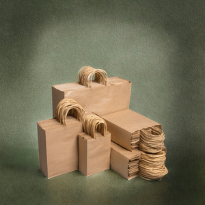 ถุงกระดาษคราฟท์สีน้ำตาลรีไซเคิลได้ ราคาโรงงาน พร้อมหูเชือกสำหรับงานโปรโมชั่น คุณสมบัติพิเศษ หูหิ้วแบบแบน พิมพ์ออฟเซ็ต แสดงโลโก้ของคุณได้ - Product Image 3