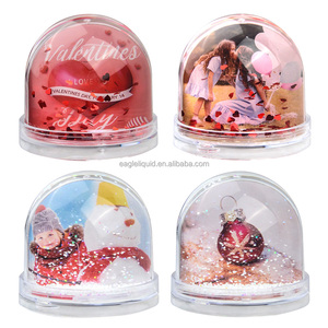 Globo de Nieve Acrílico Transparente con Cordón de Cuero y Base para Insertar tu Propia Foto, Personalizable con Destellos y Copos de Nieve Flotantes - Product Image 4