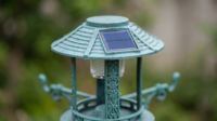 Station de bain solaire 5-en-1 pour oiseaux avec crochets d'alimentation, base de jardinière, écologique, résistant à la rouille, piédestal en résine vertigrine antique