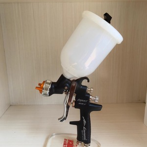 Pistola de Pulverización Iwata con Boquilla de 1.4 mm para Pintura Automotriz, Alimentación por Gravedad - Product Image 2