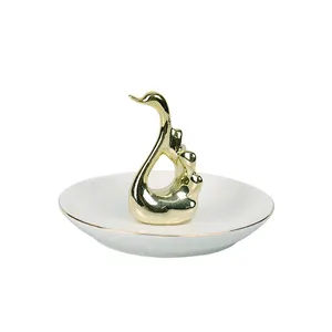 Toptan özelleştirilmiş lüks ucuz bayan hayvan tasarım altın kuğu ekran çanak dekoratif seramik halka biblo kolye tutucu