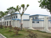 Maison préfabriquée à toit plat à deux étages, structure en acier moderne