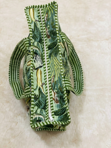 Elegante Bolso Tote Acolchado con Estampado de Hojas Verdes, Bolso de Hombro de Lona de Algodón con Cierre, Bolso de Viaje Moderno y Sostenible - Product Image 6