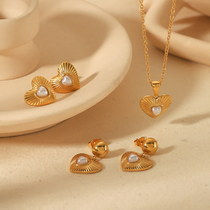 Ensemble collier et boucles d'oreilles en forme de cœur, perles, acier inoxydable, plaqué or, cadeau pour femme, bijoux tendance - Product Image 1