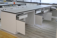 Meubles de laboratoire, banc de laboratoire sur pied pour laboratoire sec avec armoire murale et étagères à réactifs