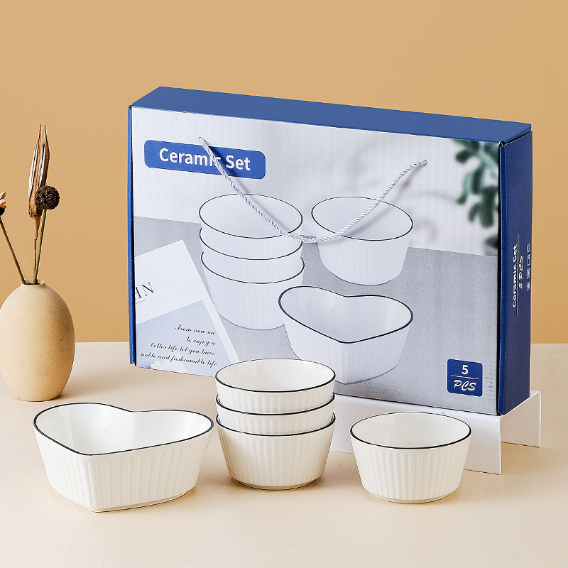Blanc - quatre bols et une assiette