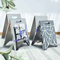 Support d'affichage double face pliable en acier inoxydable miroir personnalisé pour panneau publicitaire sur pied