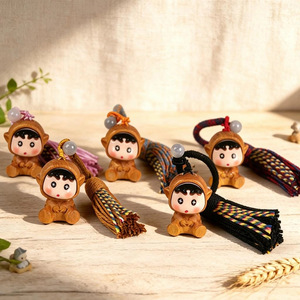 สีทองไม้จันทน์ดินสอสีทอง Shin Chan พวงกุญแจพู่แบบชิ้นเปลือยจี้ไม้ของขวัญสร้างสรรค์แบบพกพาสำหรับกระเป๋าหรือกุญแจ - Product Image 3