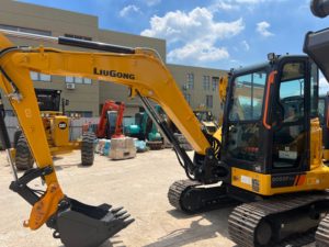 Nueva Excavadora Mini de Orugas Liugong 9055F en Stock, Cabina con Aire Acondicionado, Operación Flexible, Martillo Rompedor y Cucharón, Equipo para Huertos y Excavación de Tuberías. - Product Image 3