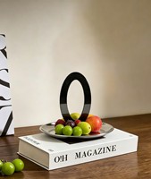 Plateau à fruits décoratif moderne en acier inoxydable poli avec poignée en forme de O pour la table à manger à domicile et le plateau de présentation d'hôtel