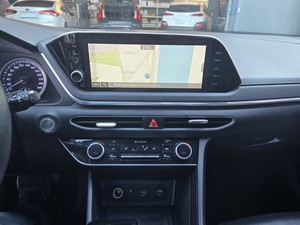 Voiture coréenne d'occasion abordable, berline blanche à essence, modèle 2020, avec clé intelligente, navigation, caméra et sièges chauffants - Product Image 4