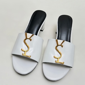 Vente en gros de tongs de créateurs en cuir verni de haute qualité pour femmes, tendance estivale, luxe, marque célèbre, pantoufles pour femmes - Product Image 1