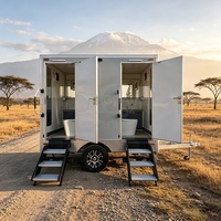 Remorque WC portable 2 postes gris argenté à essieu simple avec marches pliantes pour location événementielle pratique