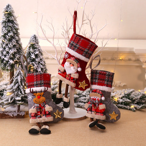 4 chaussettes <span class=keywords><strong>de</strong></span> Noël festives à motif à carreaux <span class=keywords><strong>de</strong></span> taille moyenne pour la fête des enfants, décoration <span class=keywords><strong>de</strong></span> la maison avec ornements suspendus, sacs à bonbons - Product Image 4