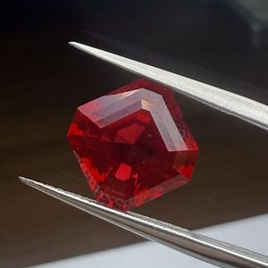 Rubí Sintético Económico, Corte Asscher, Cambio de Color, Piedra Suelta para Creación de Joyería - Product Image 1