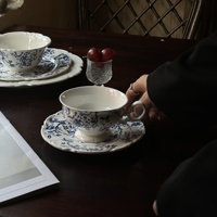 Service à thé de l'après-midi en porcelaine fine bleu et blanc, style rétro français, avec tasses et soucoupes à motif végétal, design mi-siècle, luxe léger et vintage