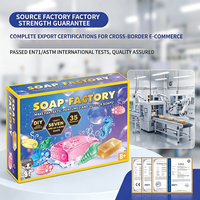 Kit de fabrication de savon DIY pour enfants, 35 matériaux de qualité supérieure, 7 savons parfumés et pailletés uniques, boîte d'activités de découverte de laboratoire de chimie STEM