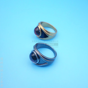 Anillo de cobre fundido a medida con forma geométrica, joyería unisex en oro y plata para accesorios de cine y televisión. - Product Image 1