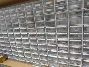 Vente en gros Montre élégante et étanche pour femmes Montre mécanique de luxe pour hommes Bracelet de confort Montre à cadran carré incrusté de diamants - Product Image 6