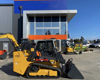 Chargeuse compacte sur pneus 378C avec attache rapide et multiples accessoires pour la construction
