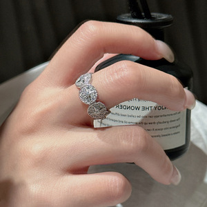 Anillo de Plata de Ley S925 con Estrella de Seis Puntas Vintage, Joyería Ligera y Elegante con Incrustaciones de Microcirconitas, Diseño Moderno en Forma de Luna - Product Image 2