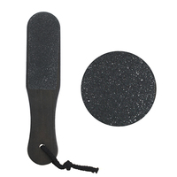 Râpe à pieds professionnelle en bois noir double face portable avec papier de verre fin et rugueux pour éliminer les callosités et les talons fendillés