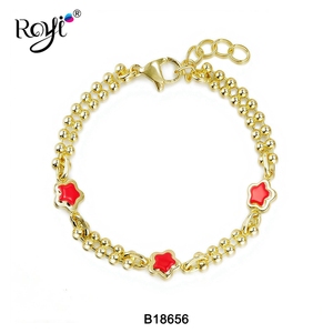 Braccialetto per Bambine Placcato Oro <span class=keywords><strong>con</strong></span> 3 Ciondoli a Stella in Smalto Rosso, Catena <span class=keywords><strong>con</strong></span> <span class=keywords><strong>Perline</strong></span> e Chiusura <span class=keywords><strong>di</strong></span> Sicurezza, Perfetto come Regalo o per l'Uso Quotidiano - Product Image 1