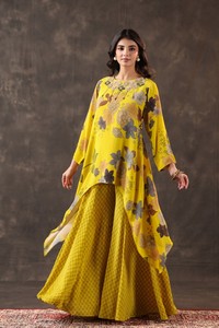 Achetez un ensemble coordonné festif indo-occidental de designer, composé d'une tunique asymétrique à imprimé floral et d'un pantalon palazzo évasé orné. - Product Image 4